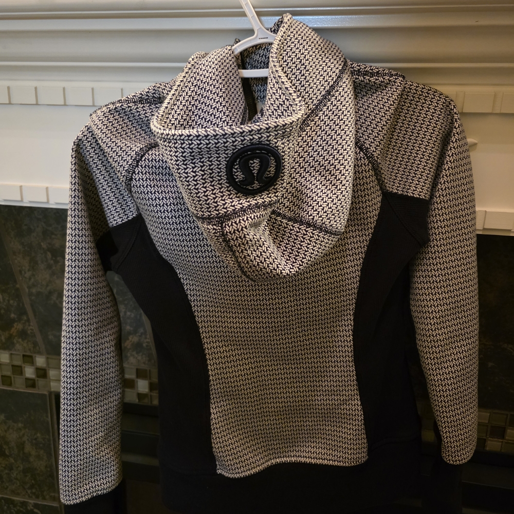 Lululemon Athletica Black and Cream Knit Fabric - Picture 2 of 8
